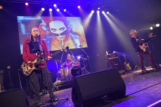 初参戦となるSillys。メンバーは木村世治(Vo&Drs/ZEPPET STORE)、Chirolyn(Vo&Ba/hide with Spread Beaver)、高野哲(Vo&Gt/ZIGZO)の3人