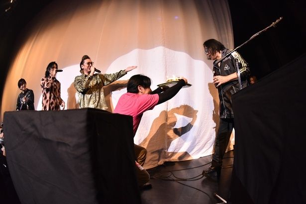 hideの1日前が誕生日のDJ-INA。出演者からのサプライズバースデーケーキでお祝い