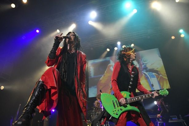 トップバッターは、PENICILLINのHAKUEI(Vo)とhide with Spread BeaverのKiyoshi(Gt)が結成したmachine