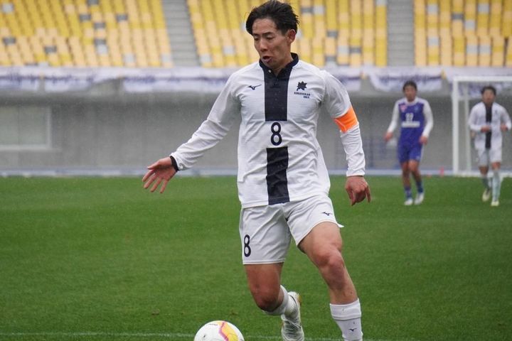 画像: ボックス内にドリブルで侵入する吉岡（写真 縄手猟）