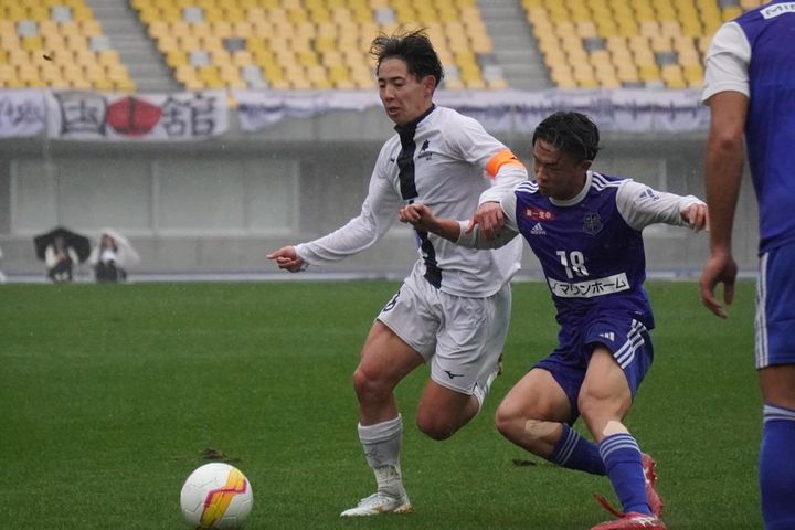 画像: 相手選手に身体を寄せられるも、ボールを失わない吉岡（写真 縄手猟）