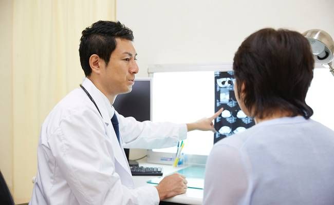 医師の診察を受ける女性のイメージ