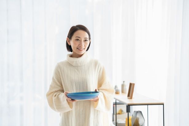 手伝いは張り切り過ぎずさりげなくがベター (C)Luce／PIXTA