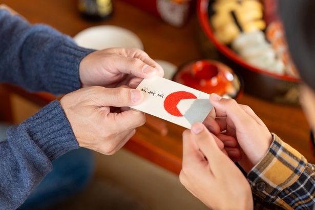 お年玉は新札を用意してポチ袋に入れて渡そう (C)freeangle／PIXTA
