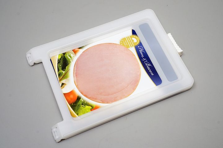 小分けのハムのパッケージを再固定する「ハム＆ベーコンキーパー」。