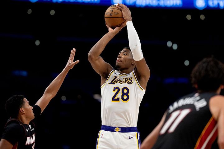 画像: 2025年11月2日、ヒート戦でシュートを放つレイカーズの八村塁（#28） Eric Thayer / Los Angeles Times via Getty Images