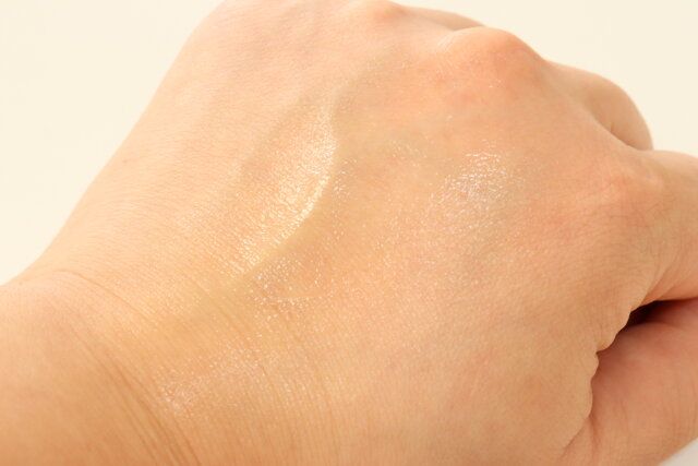 オイルを塗布した手の甲