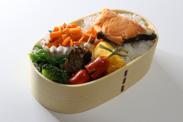 ダイソーの上品な竹製ピックス（結び、12本）と竹製ピックス（パール調、12本）