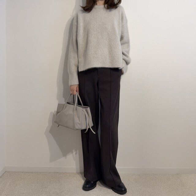 ユニクロブラッシュドジャージーワイドパンツと同色系ニットコーデ