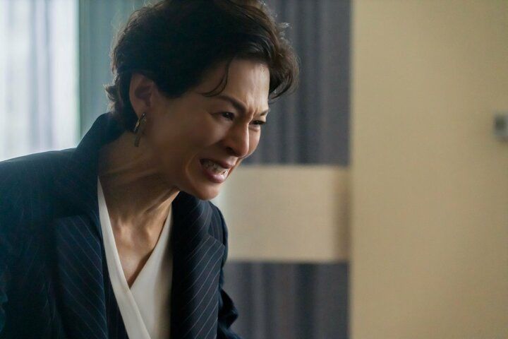 【写真・画像】性加害俳優を殴りつけ「お前のせいで！！」“事務所社長”鈴木保奈美のブチギレ演技がすごい『スキャンダルイブ』最終話 4枚目
