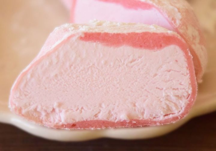 もっちりしたおもち生地に、甘酸っぱい味わいのいちごアイスがぎゅっと詰まっています。