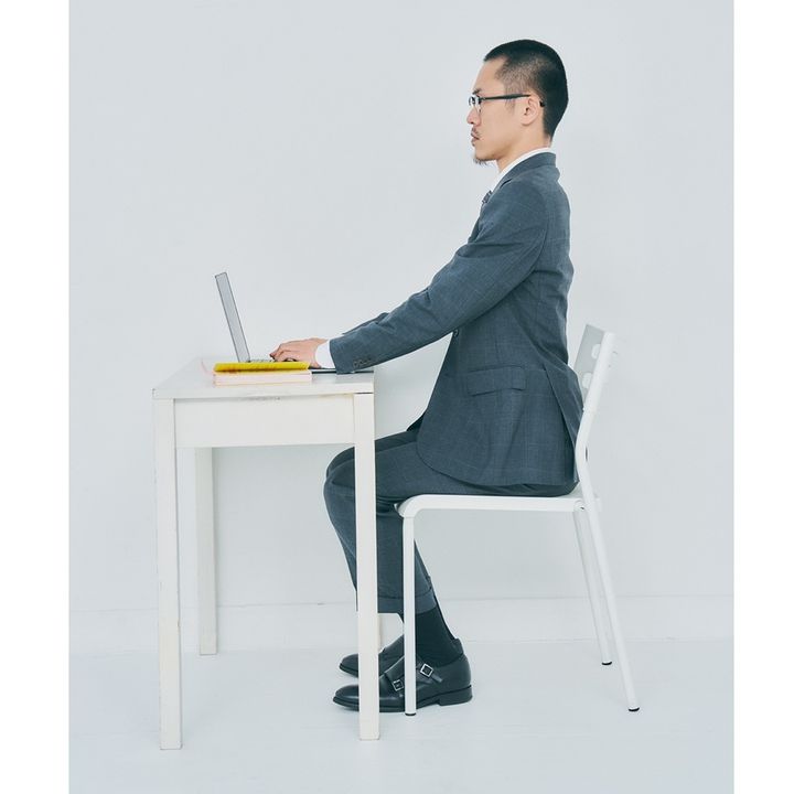 ○つむじから糸で吊るされているイメージで、腹筋と背筋を支点に背筋を伸ばす。