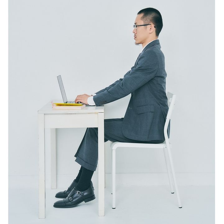 つま先を床につけて、踵をアップダウンさせる。ふくらはぎのむくみ対策にも◎。