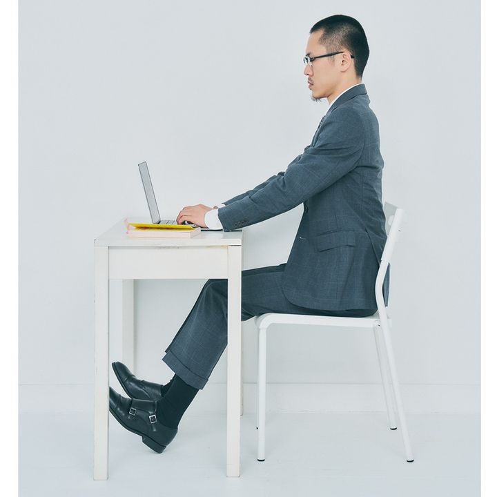 靴の踵を床につけたままつま先を上げる。すねの筋肉が刺激され、血流が改善。