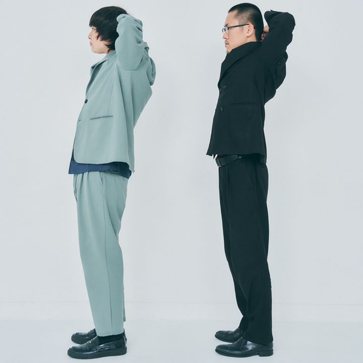 3、2の姿勢のまま、腹筋に力を入れこむ。この時、呼吸は無理せず自然体でOK。