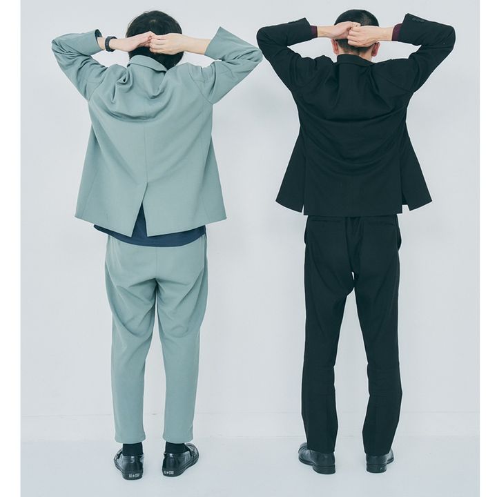 2、1で組んだ手を後ろに回し、同じように肘を引く。首・背筋・腹部を引き締める。