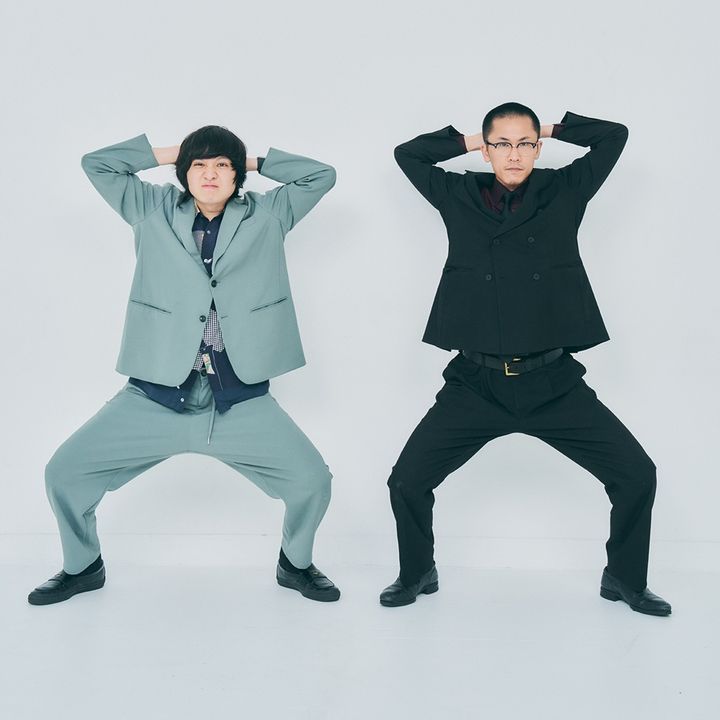 5、足を広げて、お尻を垂直方向に落とす。下半身に徐々に体重をかけていこう。