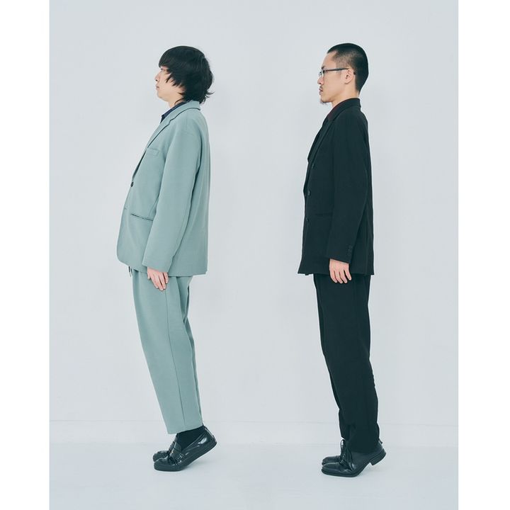 6、両足を揃え、首からふくらはぎが一直線になるイメージで、つま先立ちをする。