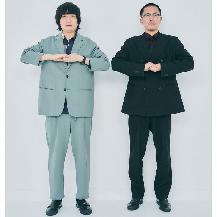 1、胸の前で手を組み、力を加えながら両肘が外側に引っ張られるイメージで引く。