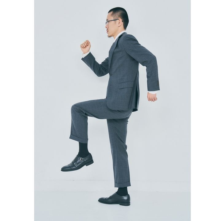 ○視線はまっすぐ前に。腕の振りと歩幅を大きくすると、脂肪の燃焼にも効果的。