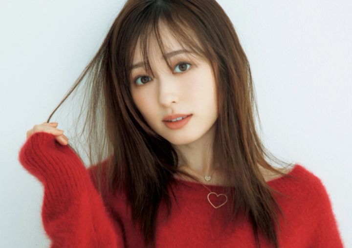 ネックレスを着用した福原遥さん