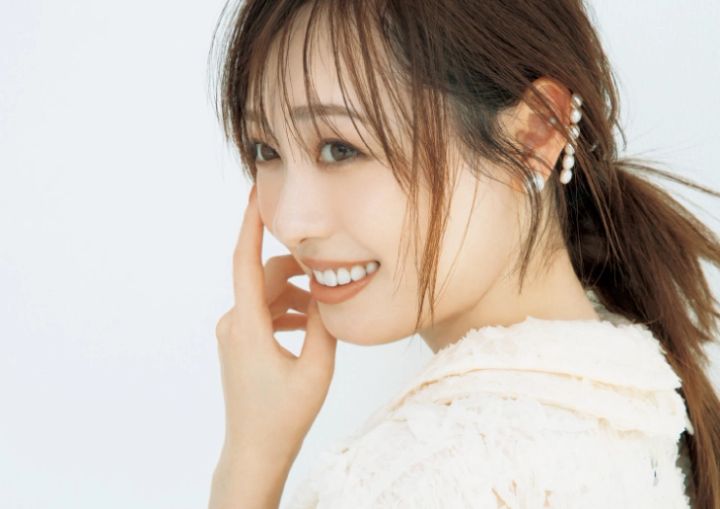 パールのイヤリングをつけた福原遥さん