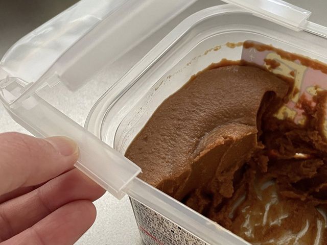 ダイソー 味噌のフタ スライド部分を容器のフチに差し込む