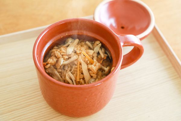 有田焼職人のこだわりであえて電子レンジ非対応のひとり用土鍋ご飯「おまぐはん」登場