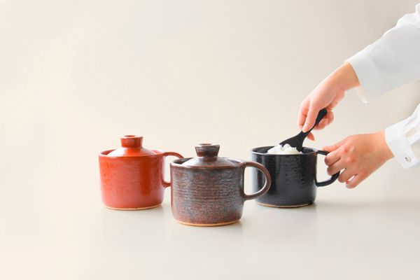 有田焼職人のこだわりであえて電子レンジ非対応のひとり用土鍋ご飯「おまぐはん」登場