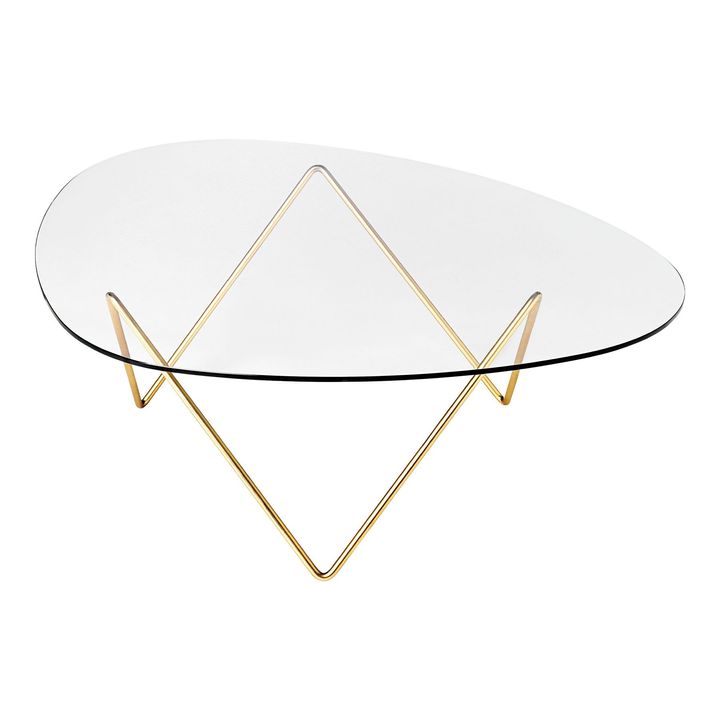 曲線のフォルムが繊細な美しさを放ち、静かな存在感で空間の印象を一気に格上げする。「ペドレラ コーヒーテーブル」（ブラスセミマット） ￥250,800／GUBI（トリシュナ・ジバーナ）