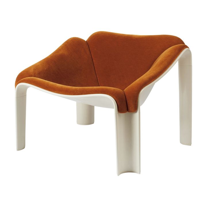 60年代を象徴するアイコニックなチェアが、サステナブルな要素とともに復刻を果たした。「F300 ラウンジチェア」（アラバスターホワイト、張地 各種各色あり） ￥405,900〜／GUBI（トリシュナ・ジバーナ）