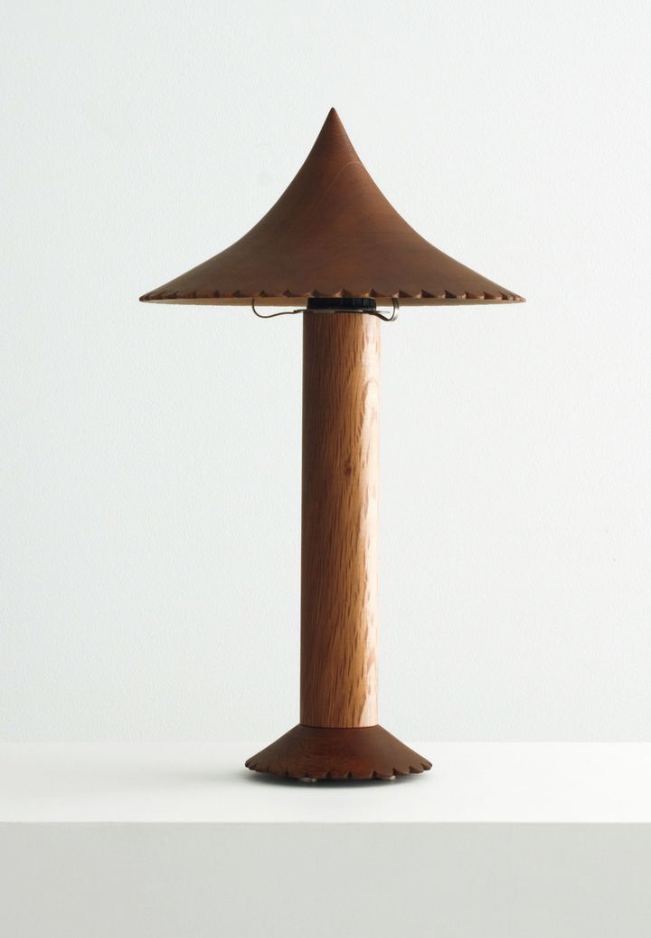 名前のとおり帽子を彷彿させる外見の裏に高度な木工技術が隠れる、独特の世界観を持つランプ。「ザ・ハット・ランプ」 ￥433,400／JORGE SUAREZ-KILZI（リヒトギャラリー）