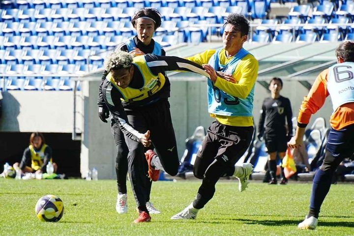 画像: 紅白戦に出場したオウイエ・ウイリアム（中央左、写真：浅野凜太郎）