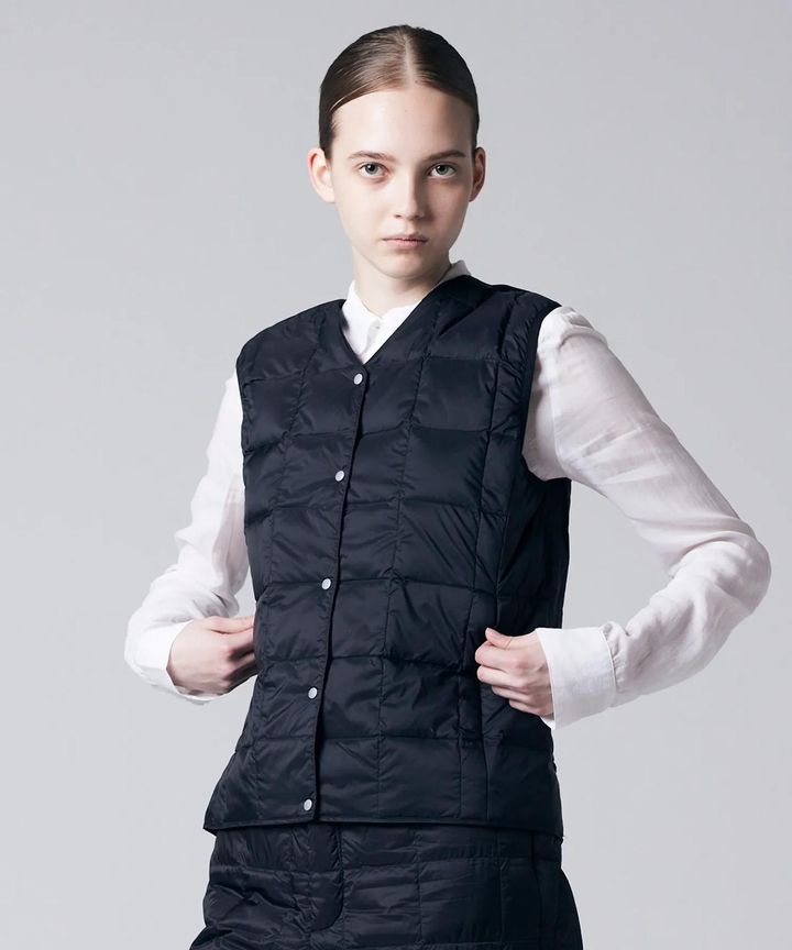画像: ベーシック Vネックボタン インナーダウンベスト 出典：タイオン