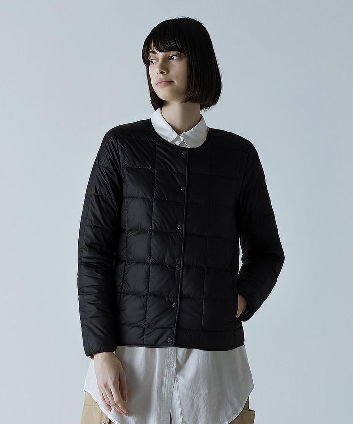 画像: ベーシック クルーネックボタン インナーダウンジャケット 出典：タイオン
