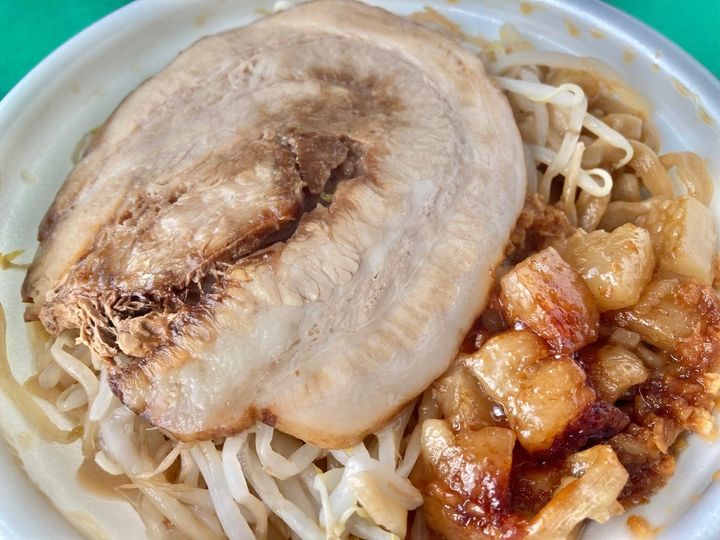 背徳感マシマシ極太麺がやみつきになるデカ豚ラーメン