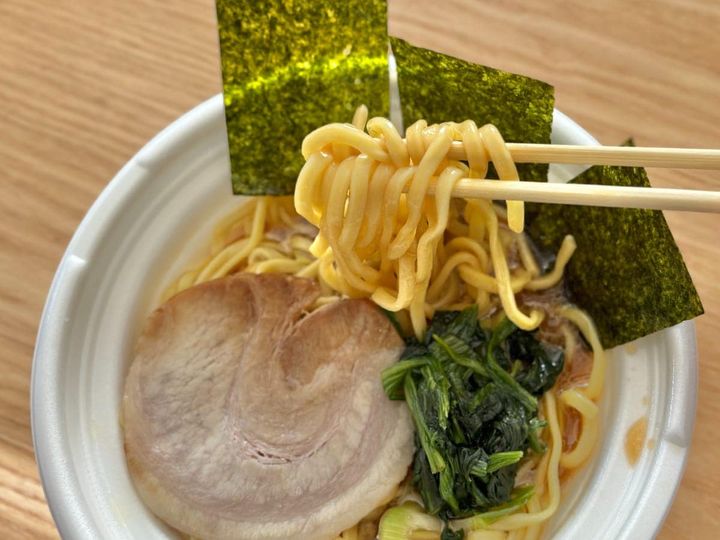 豪華トッピングと濃厚スープがたまらない名店監修家系ラーメン