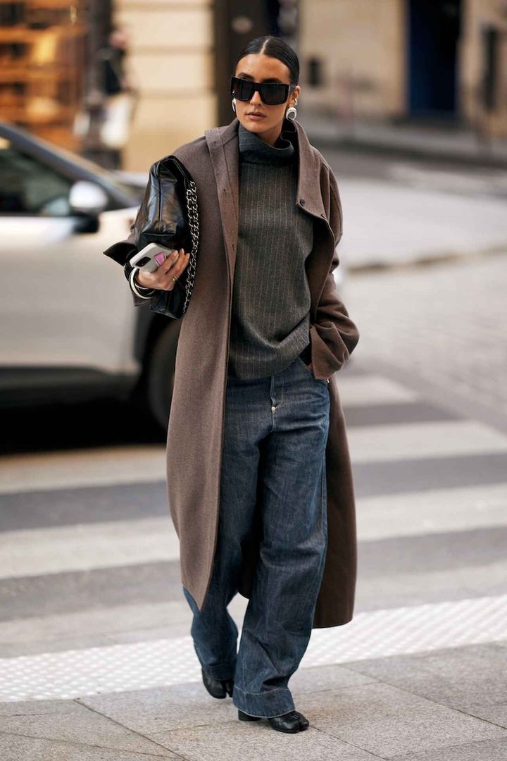 画像: すっと落ちるコートを重ねスタイリッシュに導く