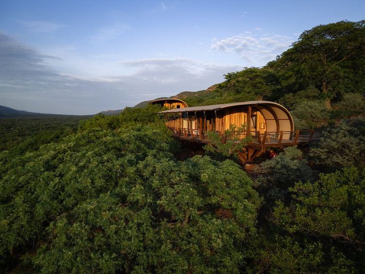 山の斜面に造られた洗練されたロッジから圧巻のパノラマビューが広がっている。