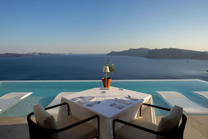 絶景を堪能しながら、新鮮な地元の食材を使った洗練されたギリシャ料理が味わえる。