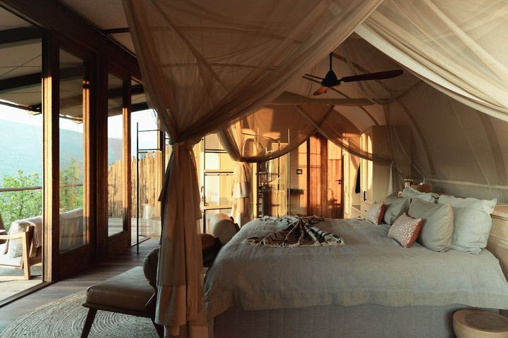 南アフリカの伝統的な工芸品を取り入れた、ラグジュアリーの中に素朴な温かみを感じるインテリア。