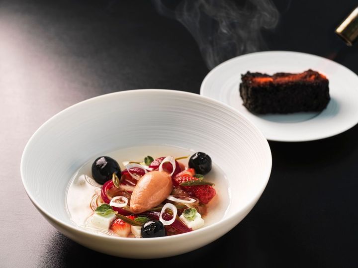 近くの港で水揚げされる魚介や濃厚なサントリーニトマト、ギリシャ伝統のフェタチーズなどの素材をモダンにアレンジ。