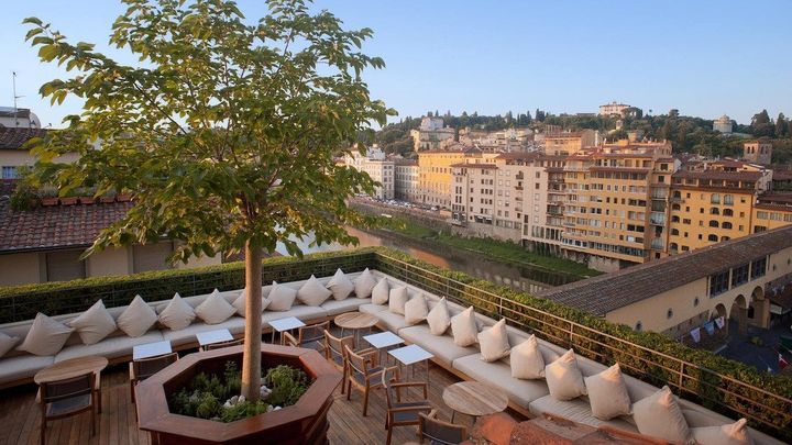 フィレンツェのランドマーク、ポンテ・ヴェッキオをラ・テラッツァのテラスから見下ろす。