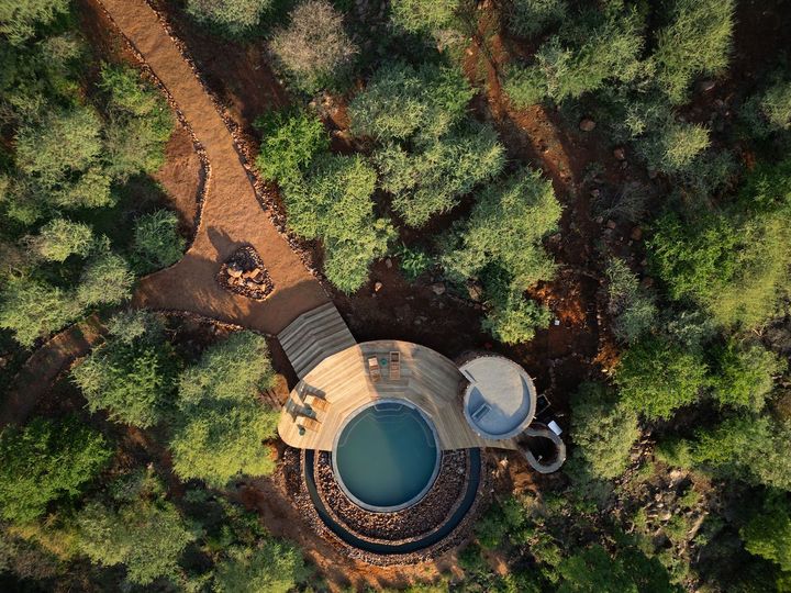 アフリカの原野の中に造られた野性味あふれるインフィニティプール。