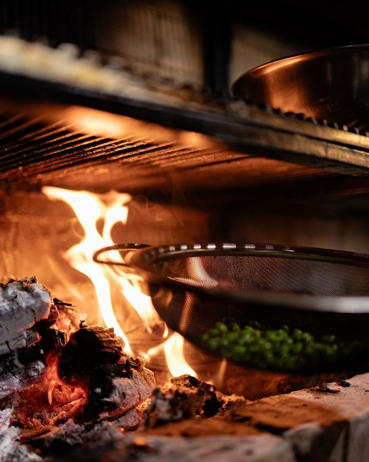 ナールはカシミール語で火を表す。近隣の生産者から届いた季節の野菜を薪火でシンプルに調理。