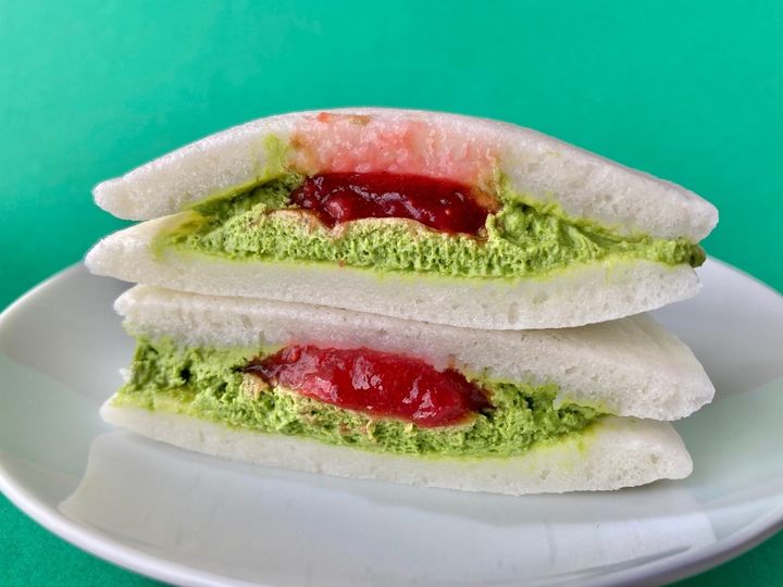 「クリスマス気分！」「ほっこり癒された！」【セブン】いちごソースが決め手の新作どら焼き