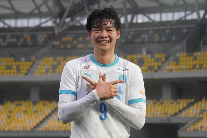 画像: 目標とするヴォルテマーデのセレブレーションを披露した小林（写真 縄手猟）