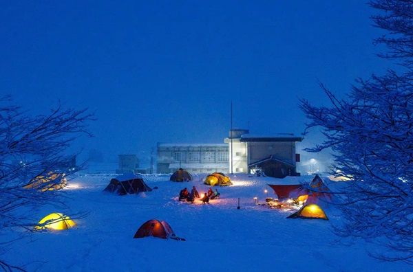 【新潟県十日町市】廃校グランピング「雪原学舎」で戦略型スポーツ雪合戦！非日常空間で童心に帰る1泊2日
