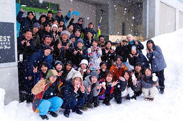 【新潟県十日町市】廃校グランピング「雪原学舎」で戦略型スポーツ雪合戦！非日常空間で童心に帰る1泊2日