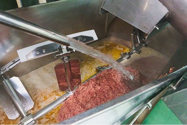 細断した材料をミキサーで混ぜ合わせていく